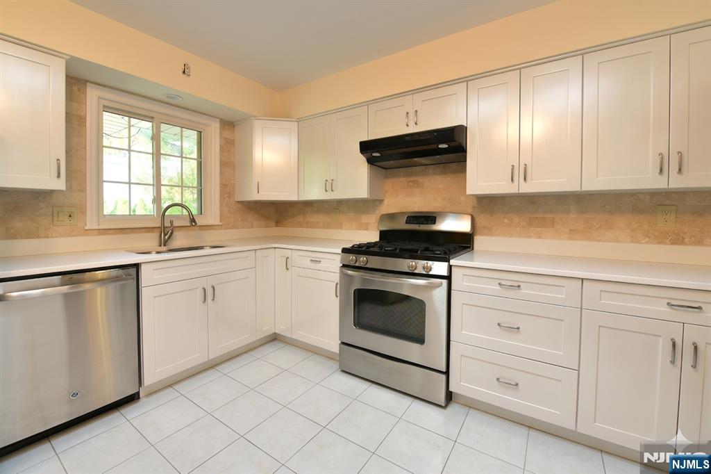 4 Marconi Street Tenafly, NJ 07670 - Photo 3 of 35
