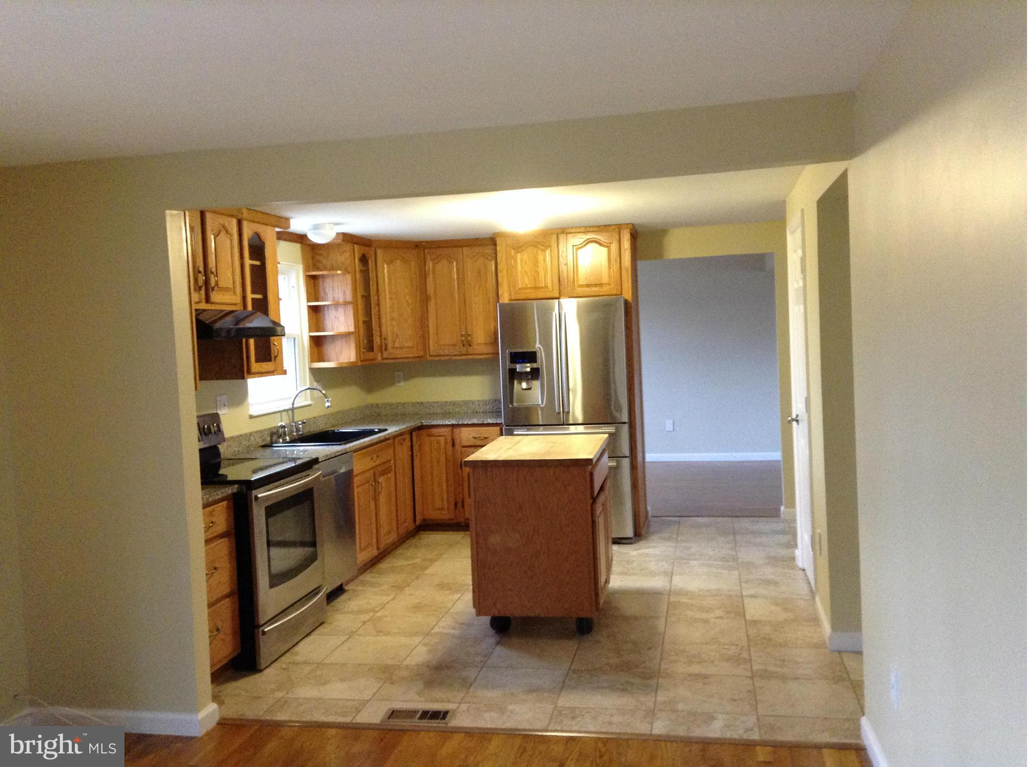 6117 Covered Bridge Road Burke, VA 22015 - Photo 14 of 30 Kitchen Kraftmaid cabs, new appliances, more