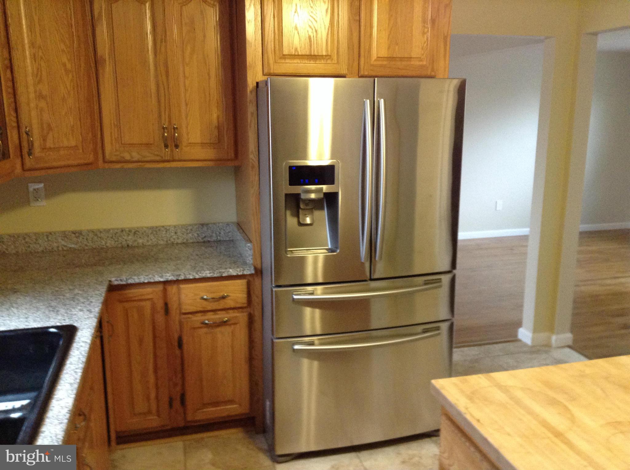 6117 Covered Bridge Road Burke, VA 22015 - Photo 15 of 30 Kitchen Samsung refrigerator - wifi accessible