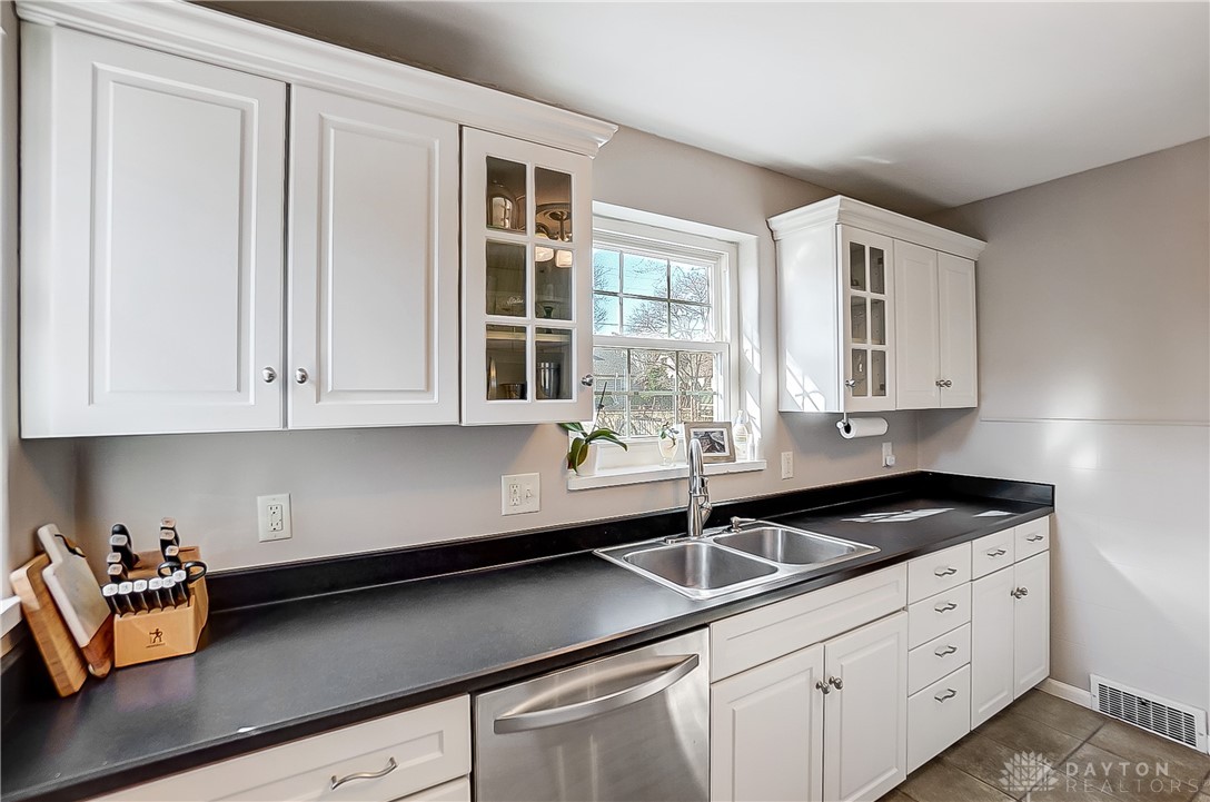 332 Lewiston Road Kettering, OH 45429 - Photo 13 of 41 Gallery Image 13