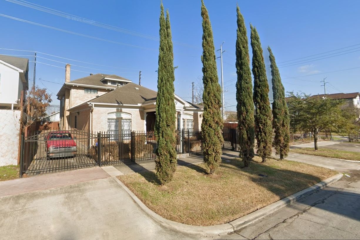 2709 Blodgett Street Houston, TX 77004 - Photo 23 of 27 a view of a house with basketball court