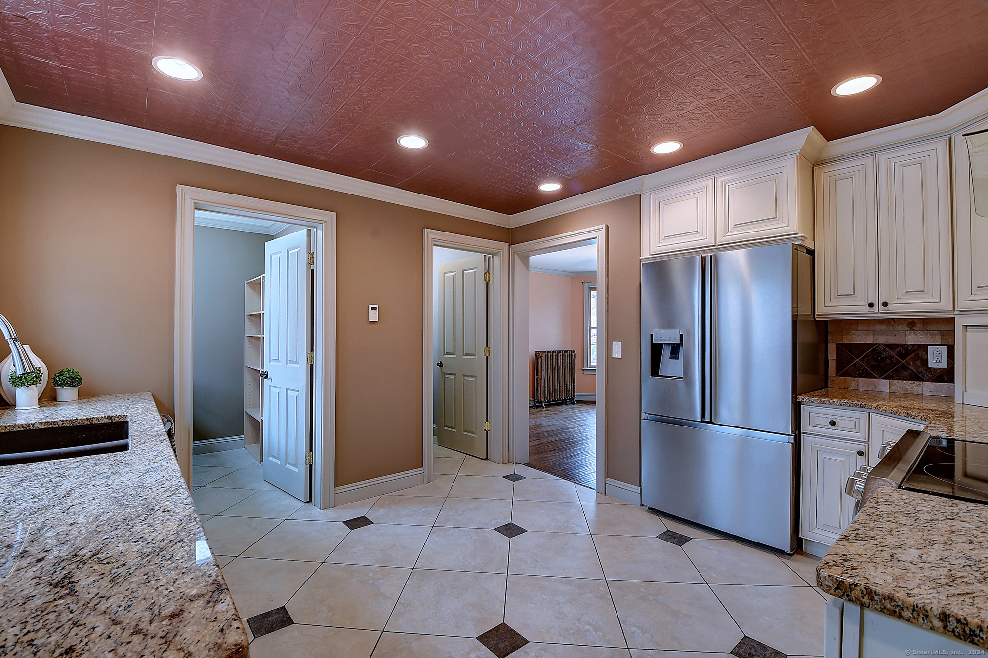 186 Raymond Road West Hartford, CT 06107 - Photo 9 of 39