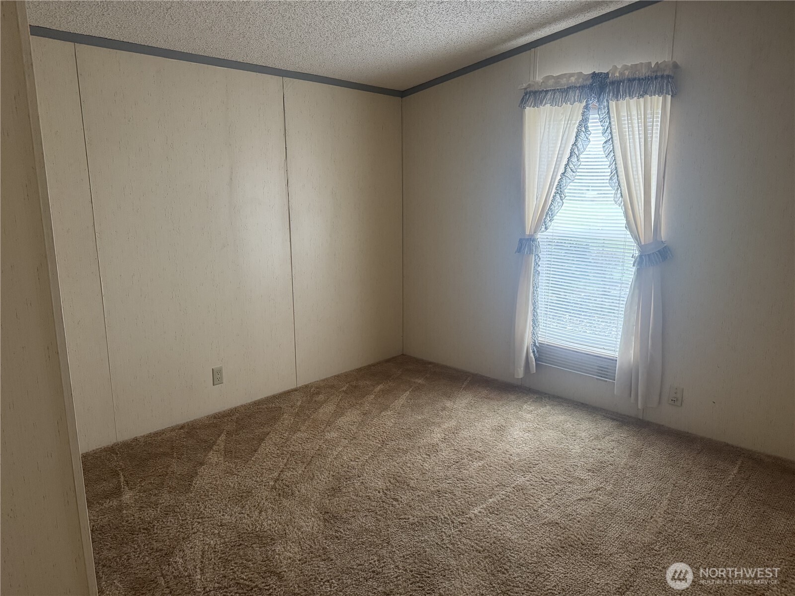 212 Old Owen Road, Unit 59 Sultan, WA 98294 - Photo 11 of 13 an empty room with windows