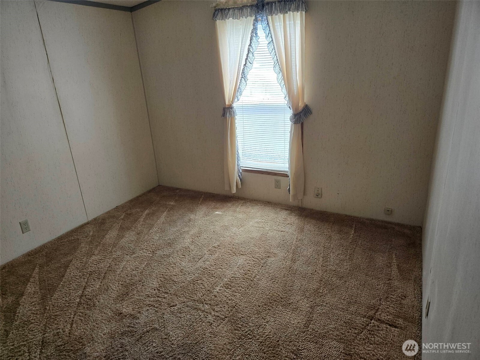 212 Old Owen Road, Unit 59 Sultan, WA 98294 - Photo 10 of 18 a view of an empty room and window