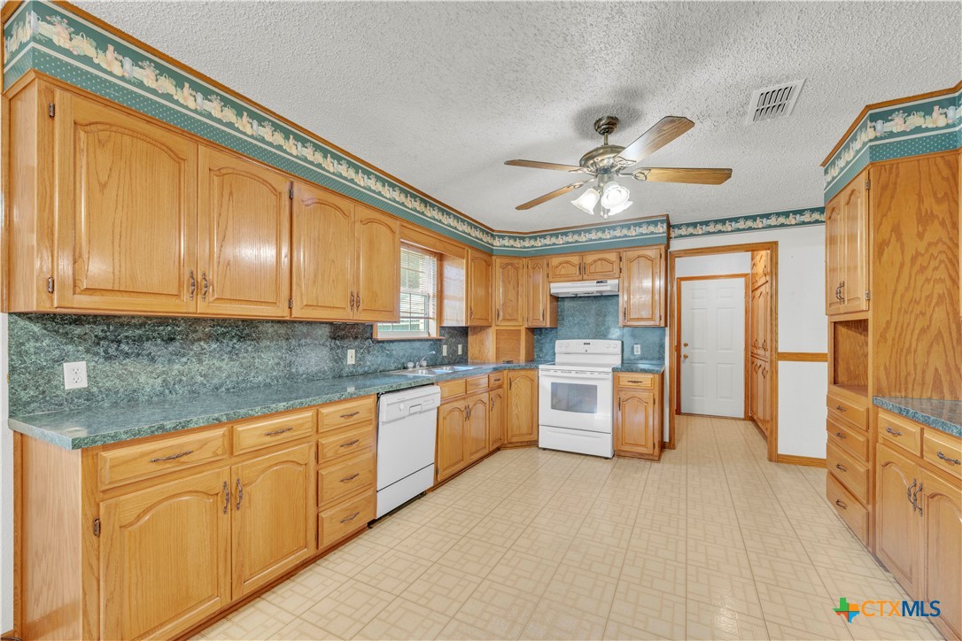 7634 Fox Trail Belton, TX 76513 - Photo 26 of 41 Kitchen