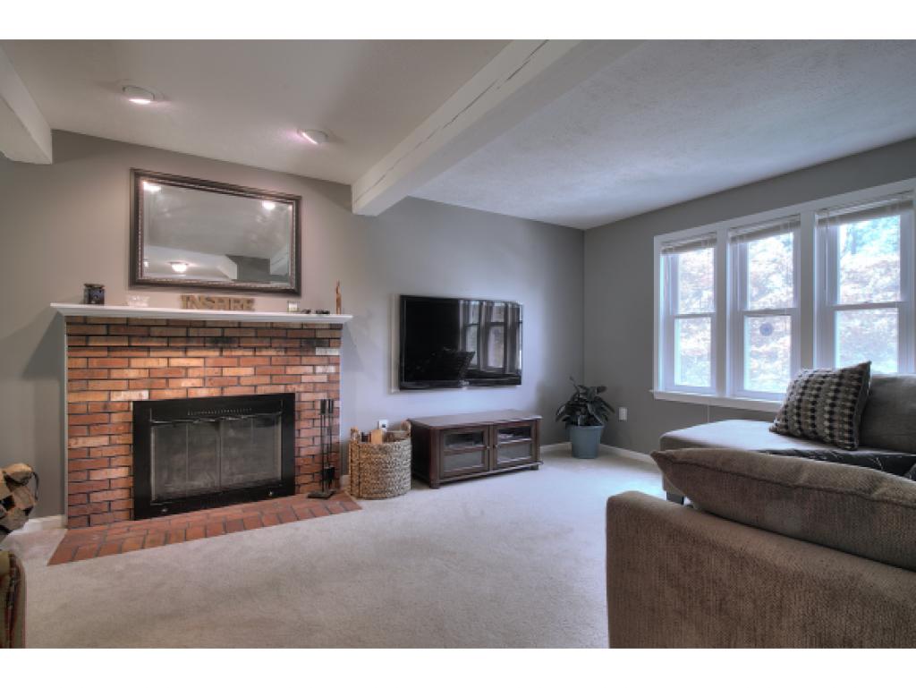 159 Searles Road Nashua, NH 03062 - Photo 4 of 26