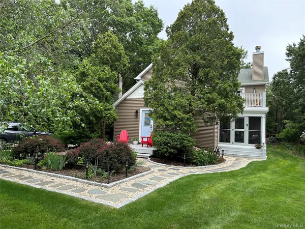 a view of a house with backyard and garden
