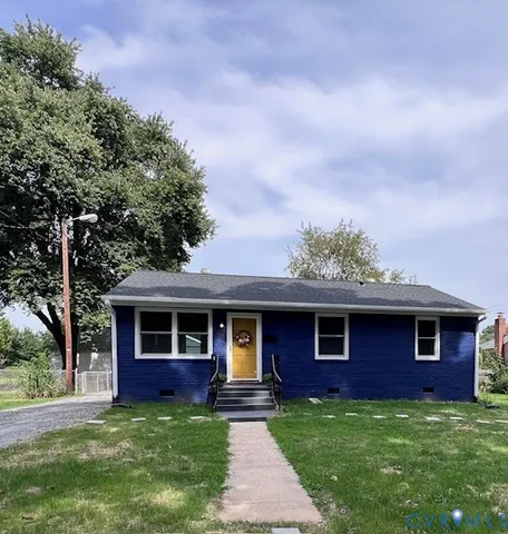 a view of a house with a yard