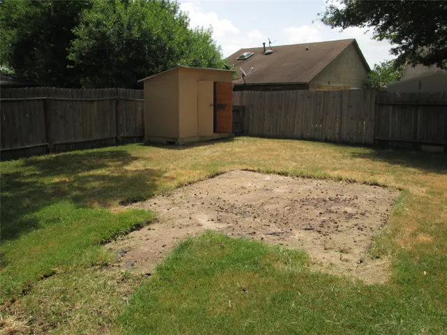 a view of a backyard