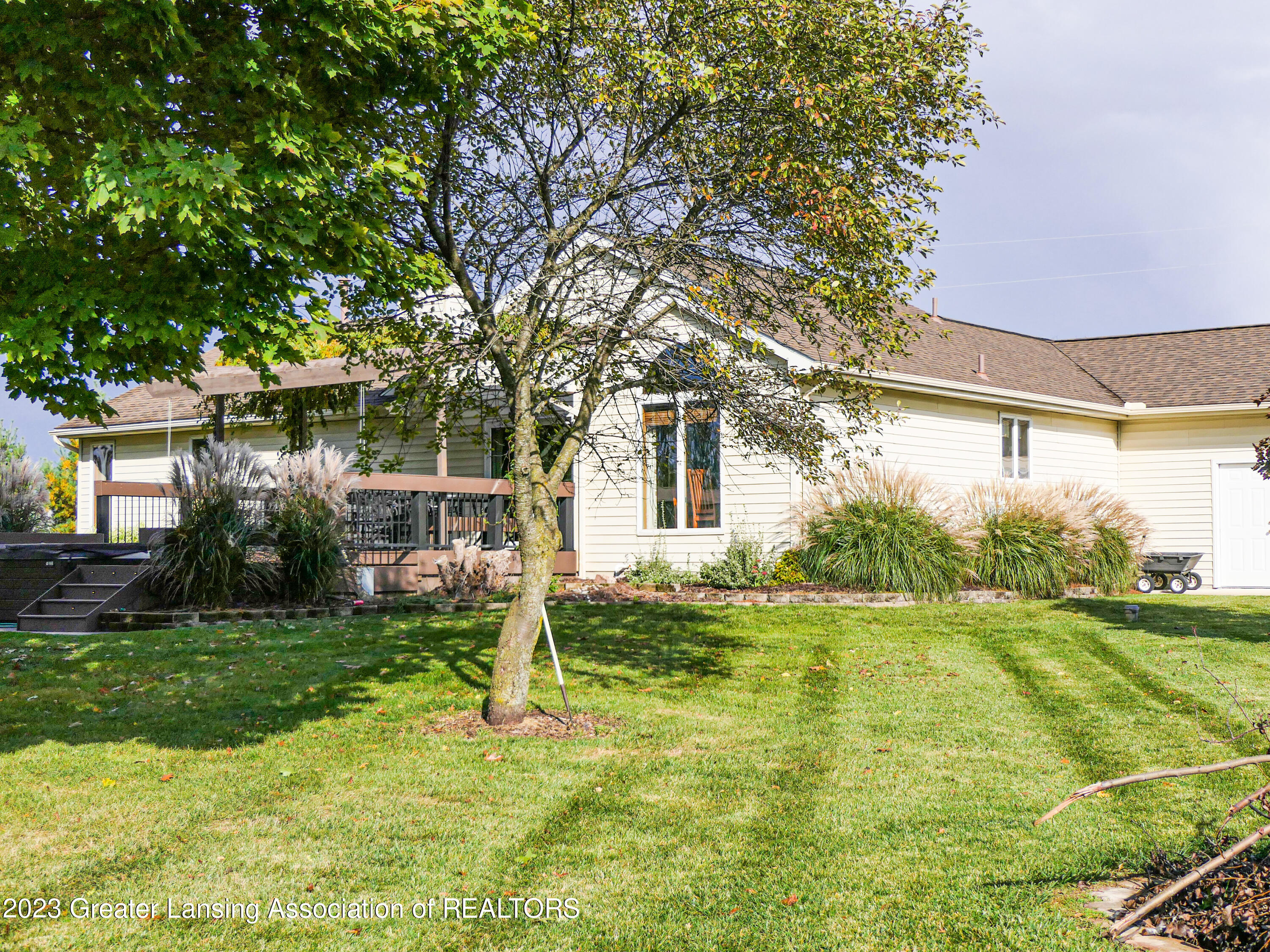 4024 South Dewitt Road St. Johns, MI 48879 - Photo 4 of 27 Garage side