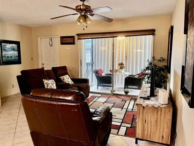 $1,700 | 7515 South Oriole Boulevard, Unit 203, Delray Beach, FL 33446