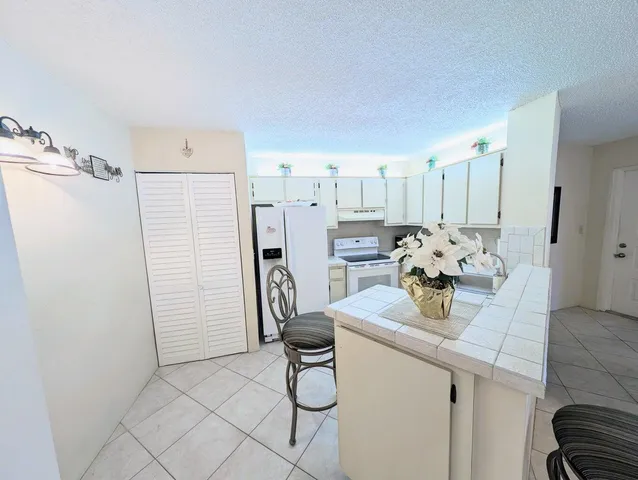 $1,700 | 7515 South Oriole Boulevard, Unit 203, Delray Beach, FL 33446