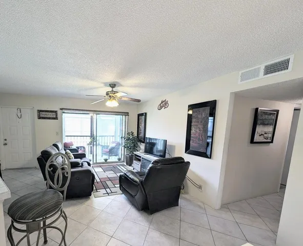 $1,700 | 7515 South Oriole Boulevard, Unit 203, Delray Beach, FL 33446