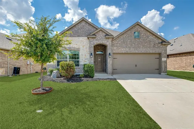 a view of a house with backyard and porch