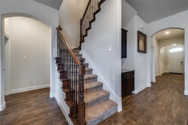 a en suite bathroom with a sink and a mirror