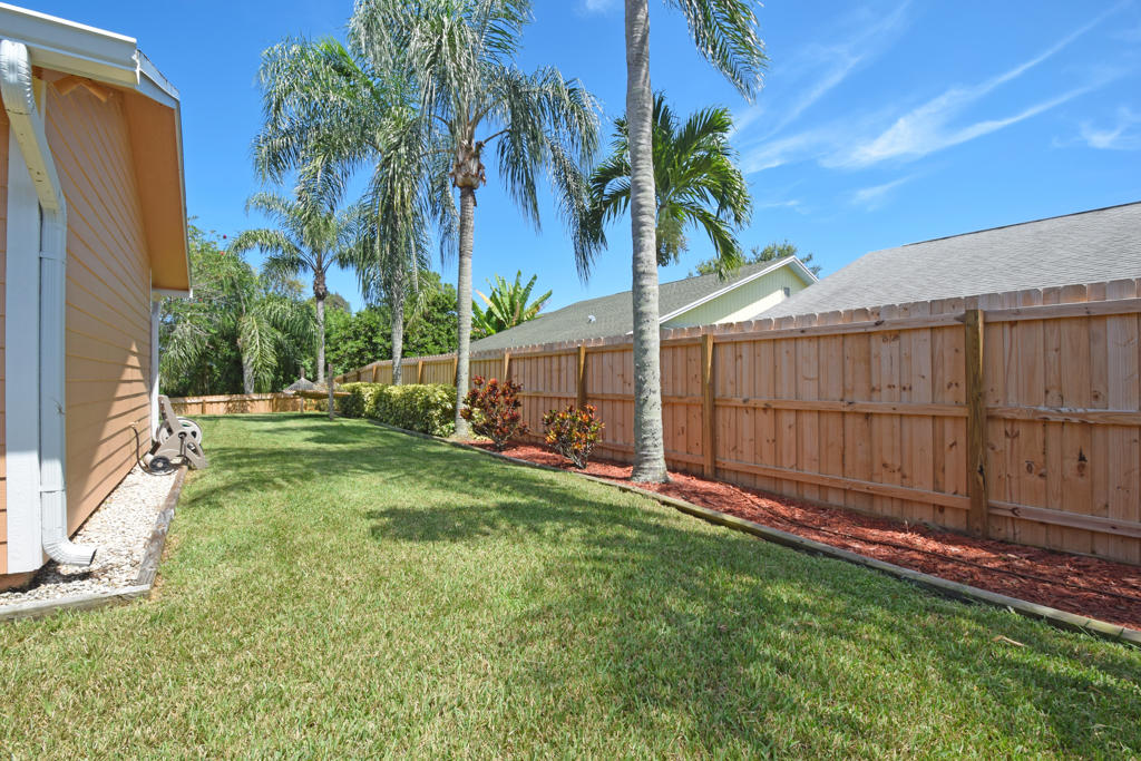 4319 Southeast Boxleaf Place Stuart, FL 34997 - Photo 21 of 27 Side Yard
