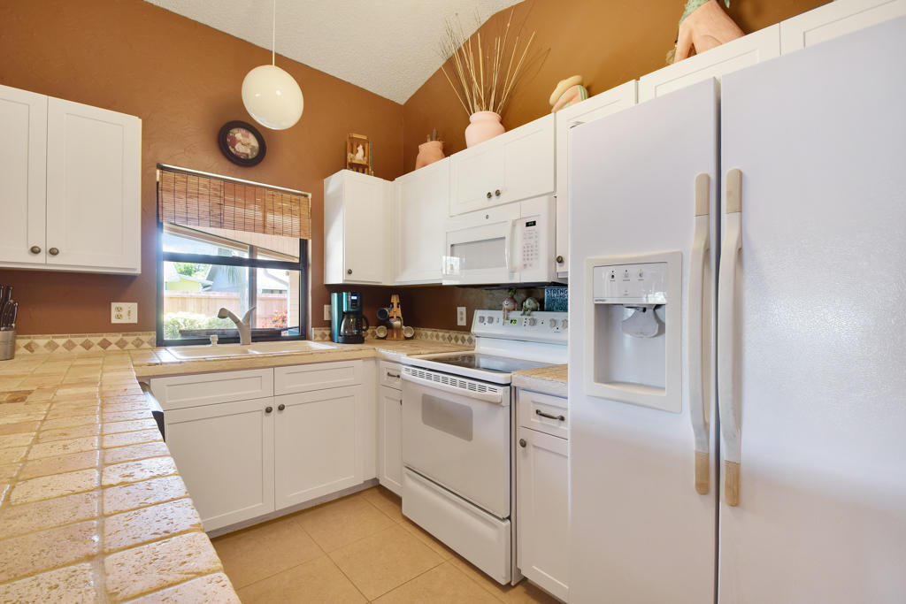 4319 Southeast Boxleaf Place Stuart, FL 34997 - Photo 5 of 27 Kitchen