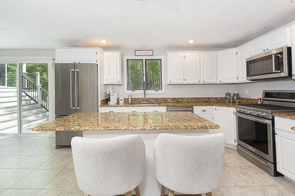 8 Upton Street Dunstable, MA 01827 - Photo 15 of 39