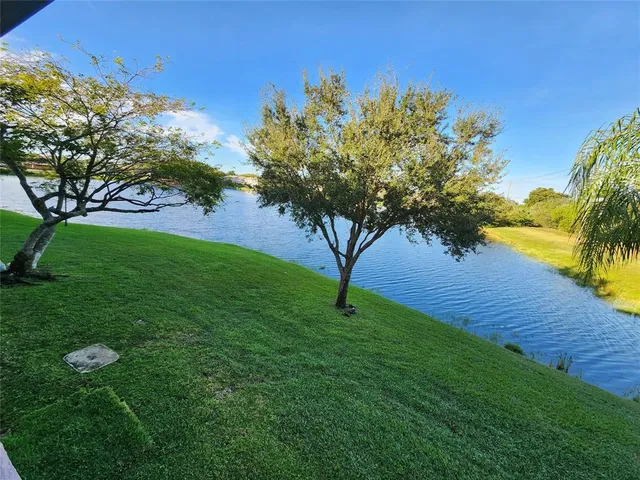 a view of yard with green space