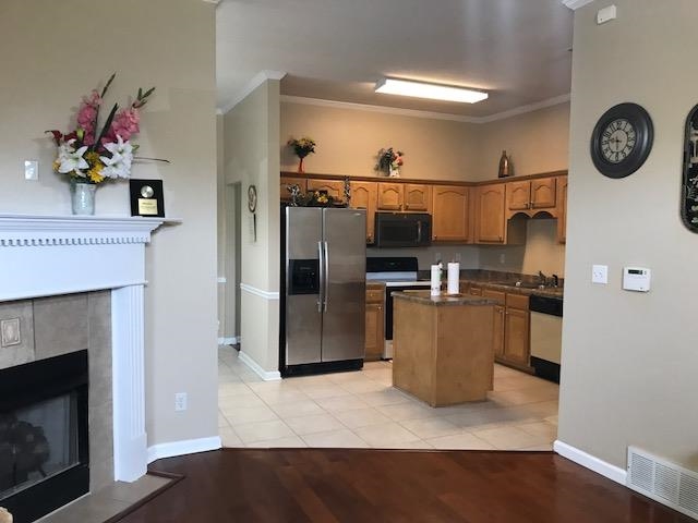 7860 Windy Willow Road Memphis, TN 38125 - Photo 2 of 6 a kitchen with a refrigerator and a stove
