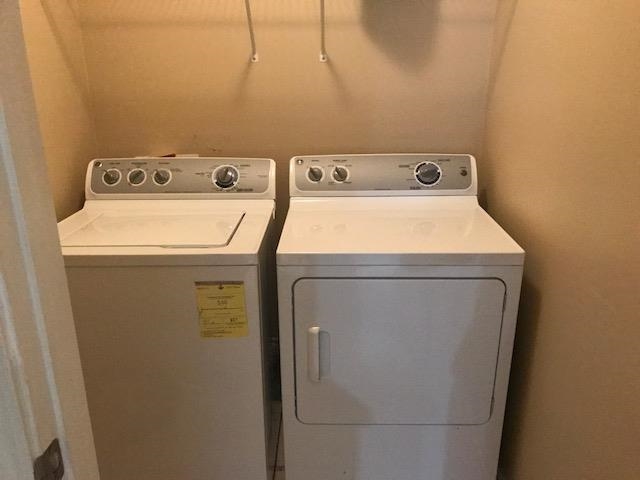 7860 Windy Willow Road Memphis, TN 38125 - Photo 4 of 6 a utility room with dryer and washer