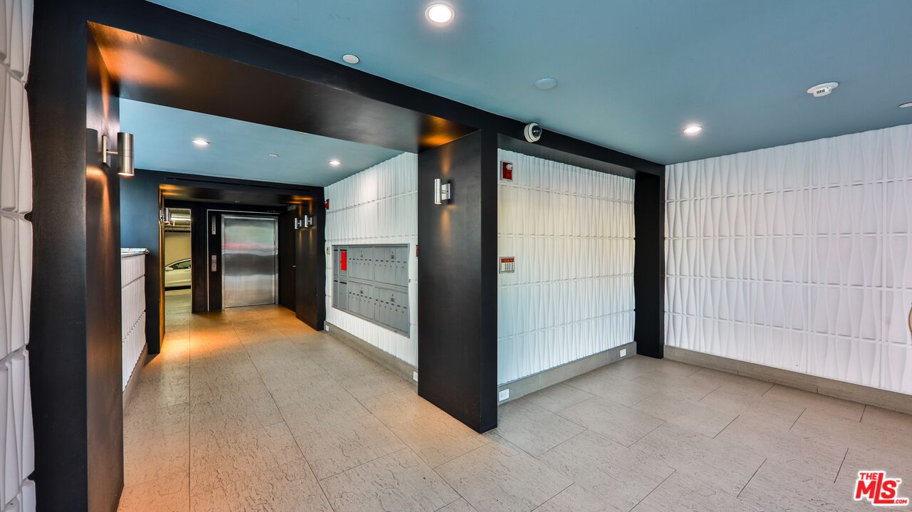 5143 White Oak Avenue, Unit 306 Encino, CA 91316 - Photo 3 of 32 a view of an entryway