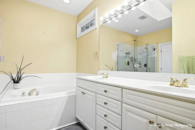 $624,900 | 9 Bordeaux Court, Oakwood Hills, IL 60013