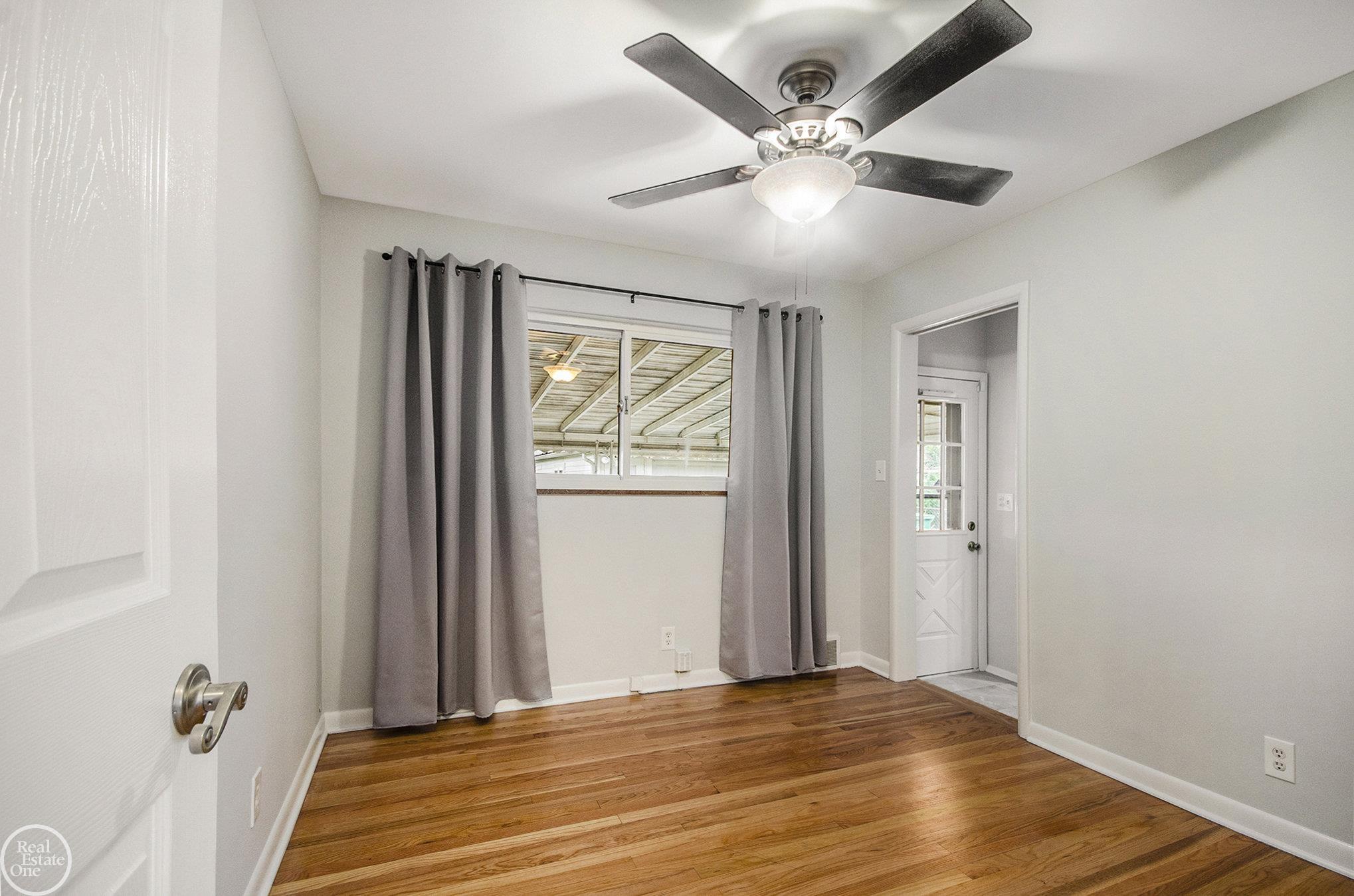 24585 Ridgecroft Avenue Eastpointe, MI 48021 - Photo 10 of 21 50156374-120a45e5-a102-42a2-9060-2d0ee2f9bcd5.JPG
