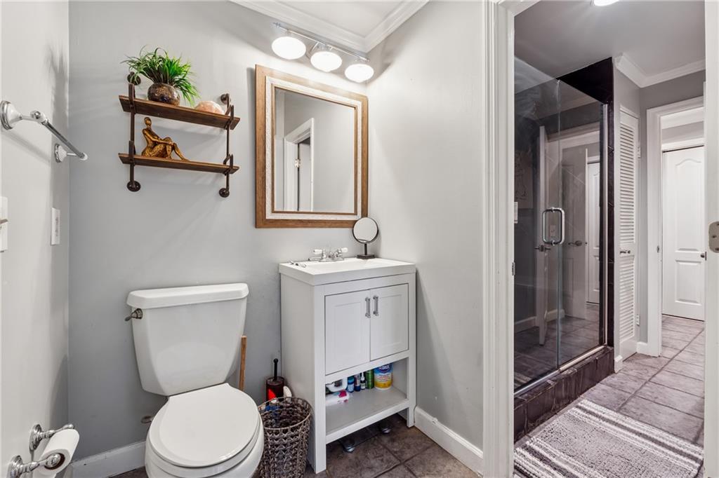 3475 Oak Valley Road Northeast, Unit 980 Atlanta, GA 30326 - Photo 22 of 42 a bathroom with a toilet a sink and a mirror