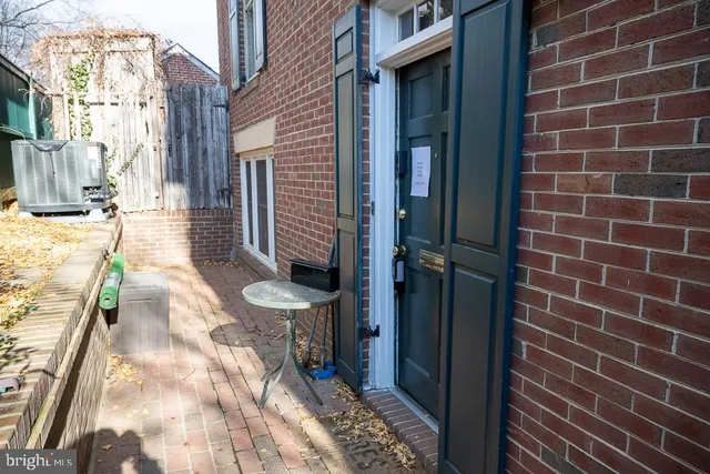 $2,200 | 420 1/2 North St Asaph Street, Alexandria, VA 22314