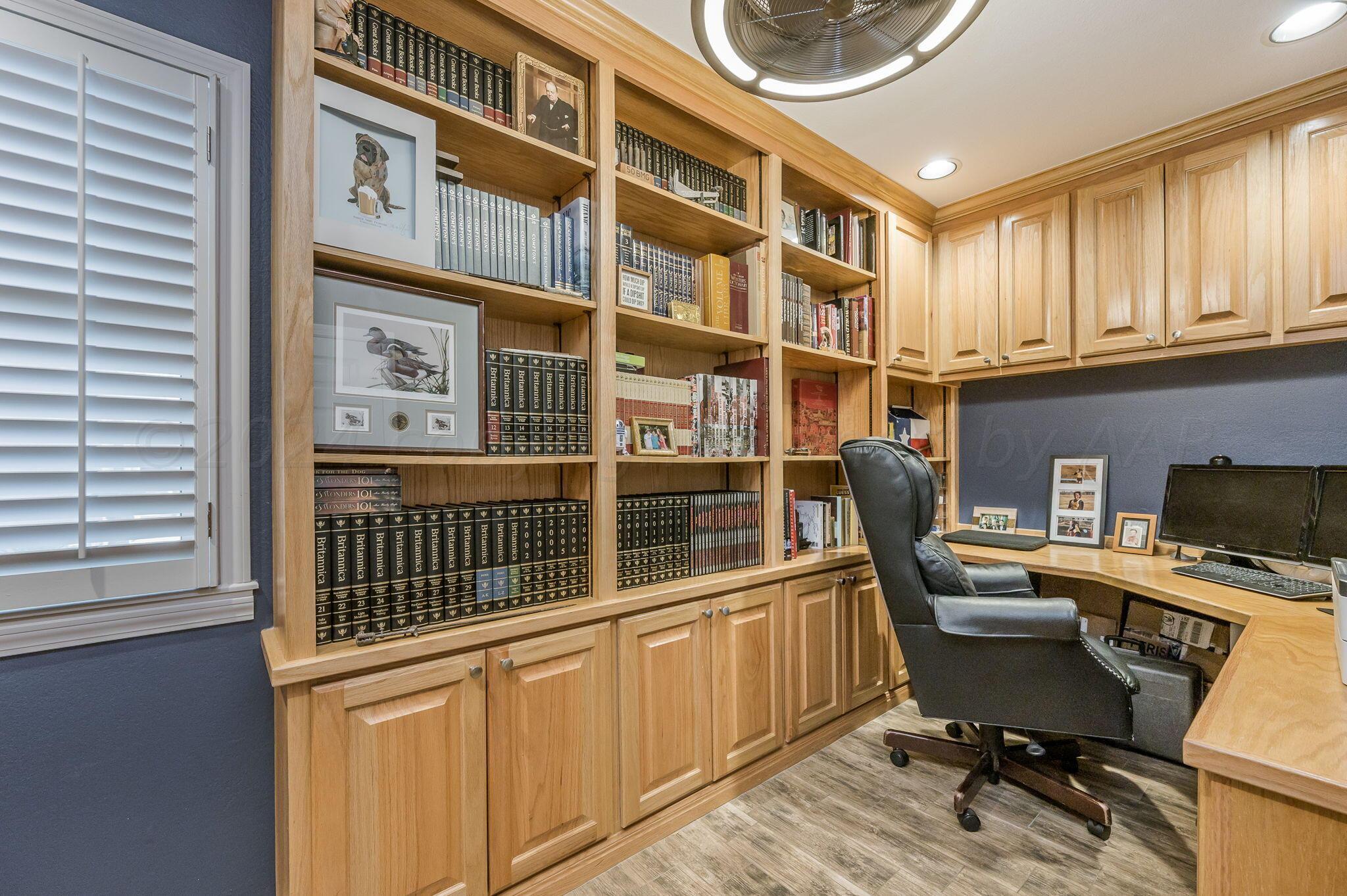3518 Danbury Drive Amarillo, TX 79109 - Photo 25 of 59 a workspace with furniture