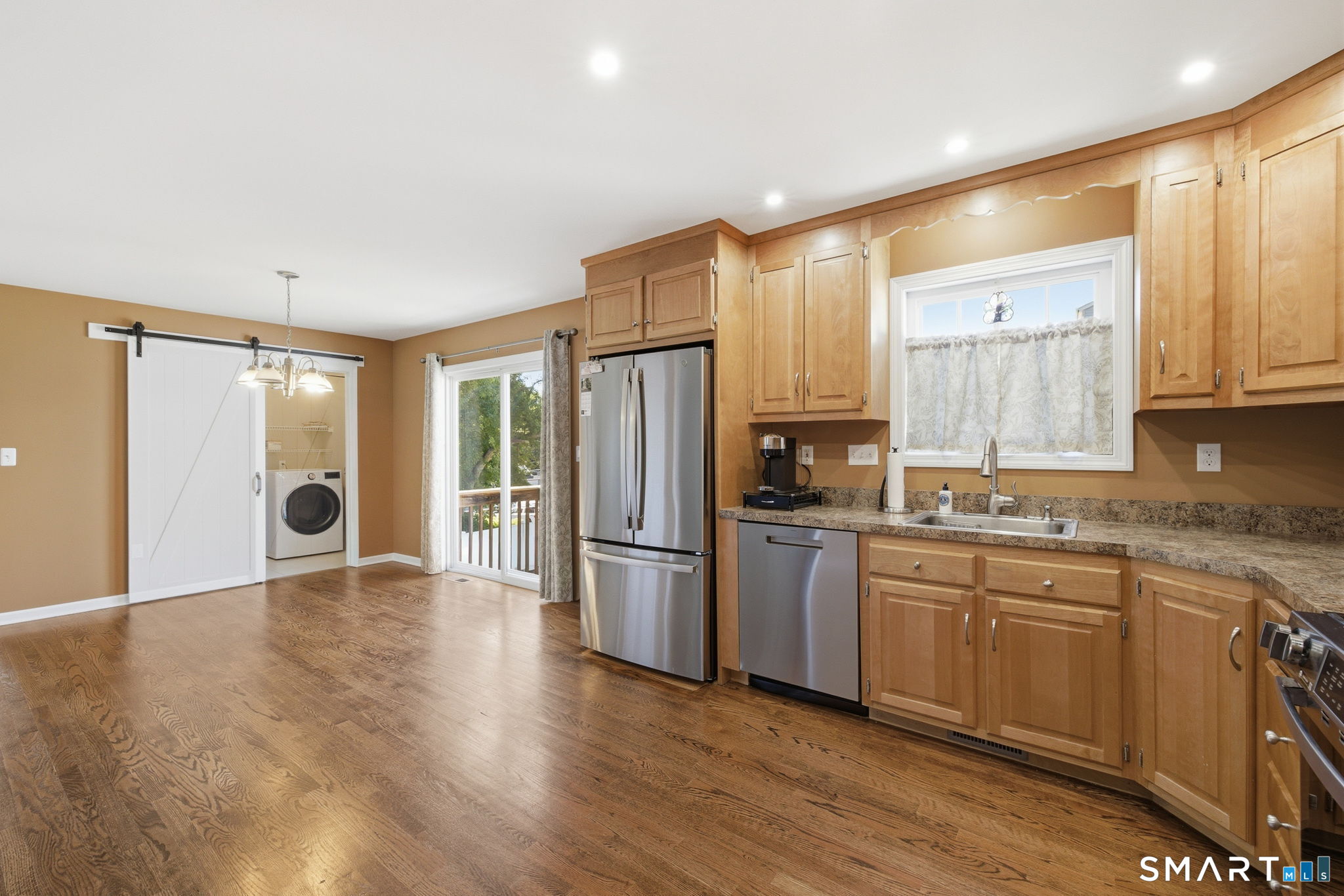18 Perry Hill Road Shelton, CT 06484 - Photo 7 of 28 Large eat- in kitchen
