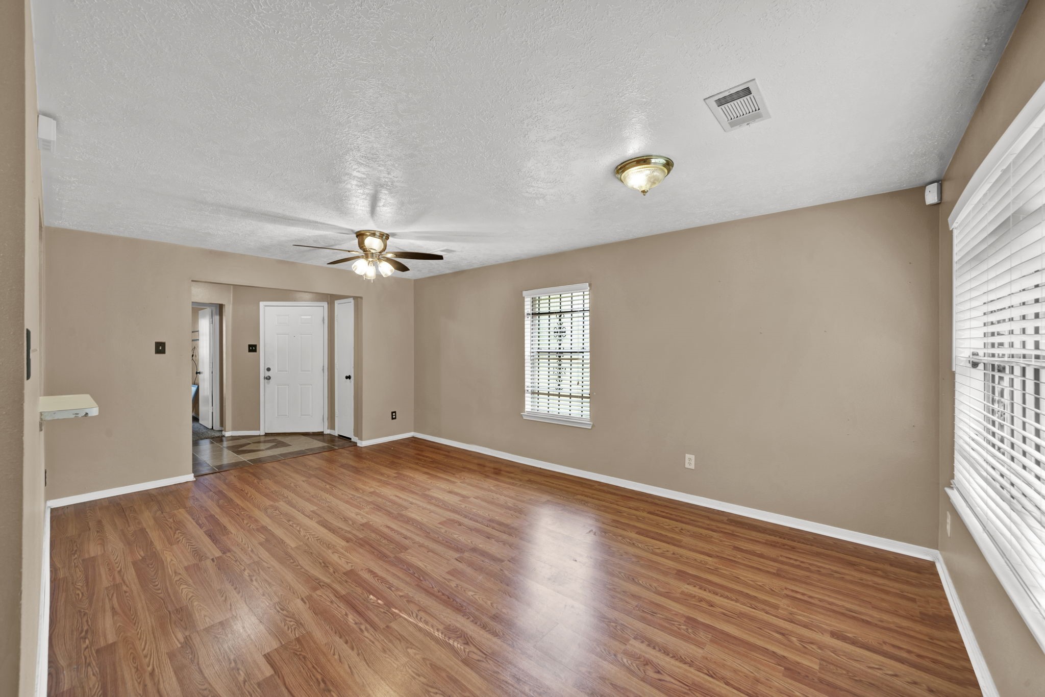 12821 Donegal Way Houston, TX 77047 - Photo 4 of 16 Another view of the living!