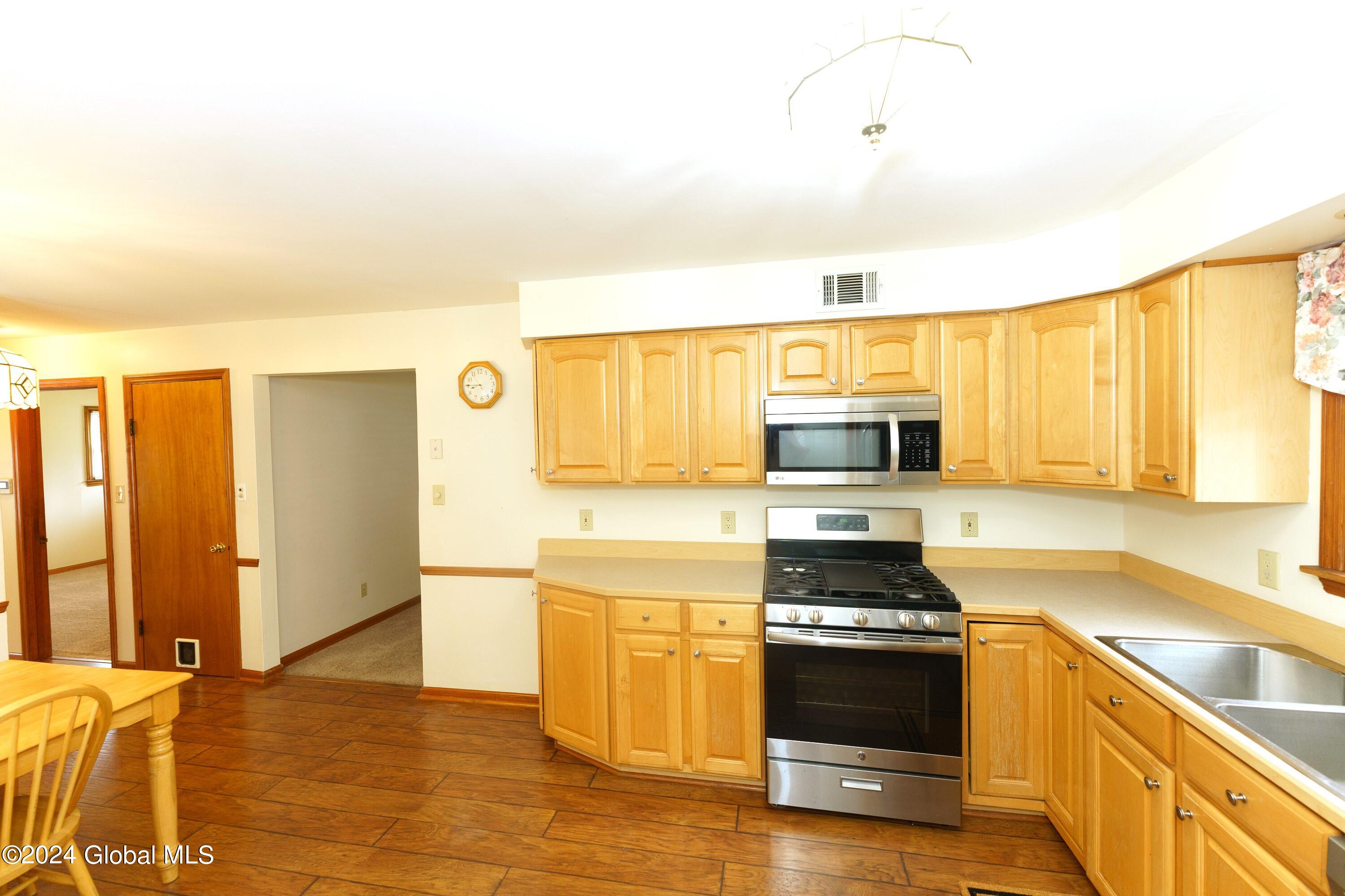 104 Osborne Road Colonie, NY 12205 - Photo 15 of 32 2 Kitchen 7