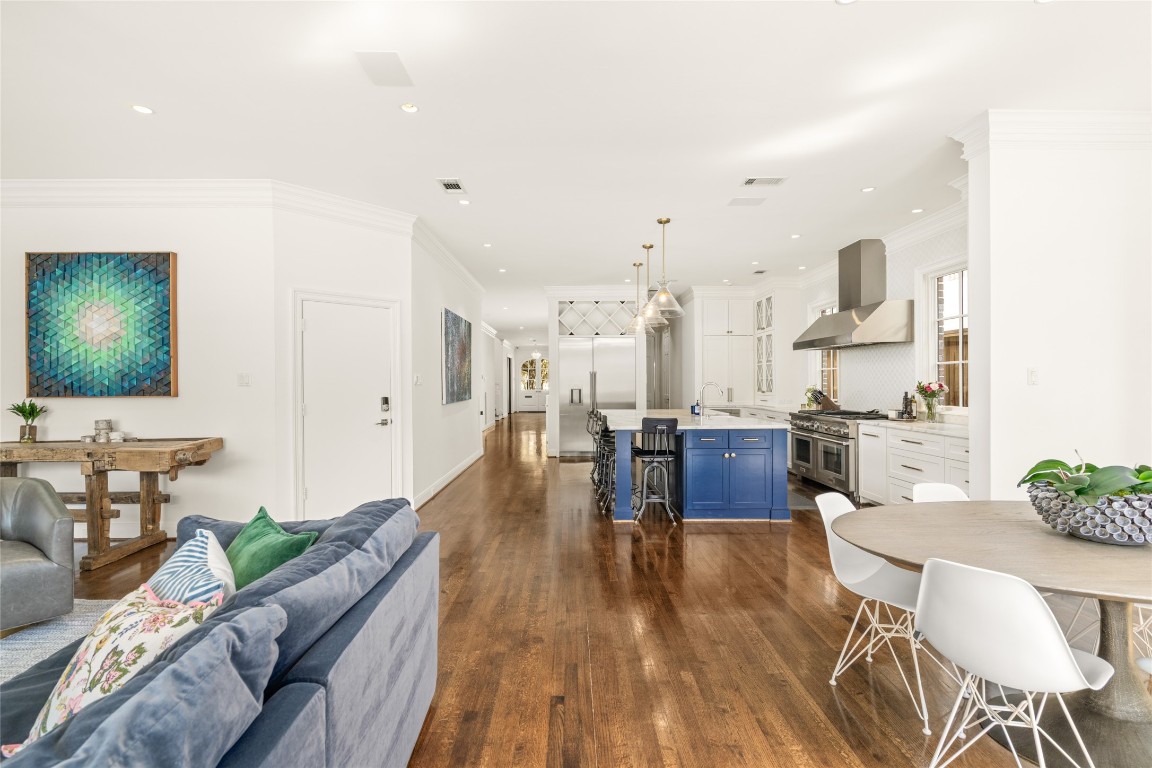 6614 Mercer Street Houston, TX 77005 - Photo 48 of 48 a living room with furniture and a flat screen tv
