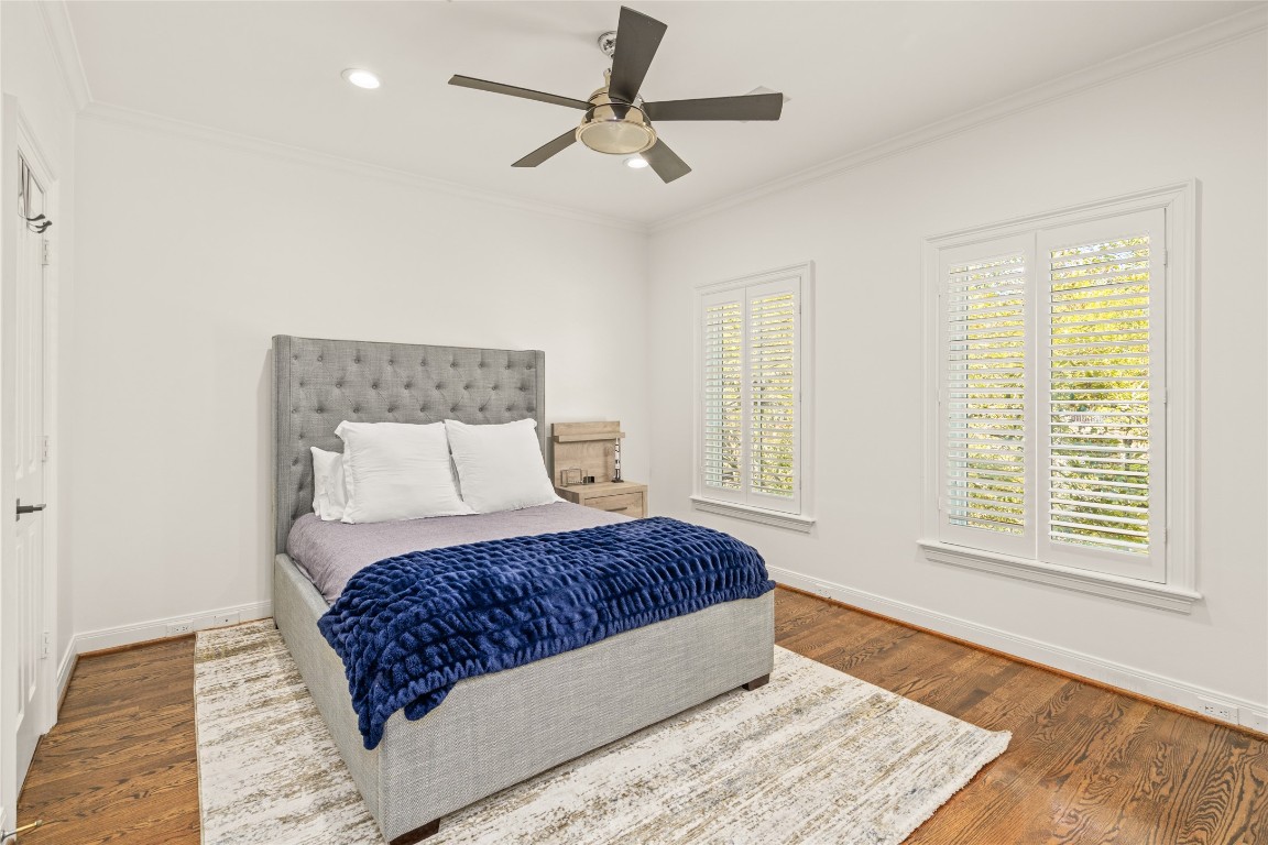 6614 Mercer Street Houston, TX 77005 - Photo 27 of 48 a bedroom with a large bed and a window