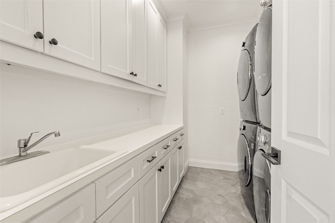 6614 Mercer Street Houston, TX 77005 - Photo 32 of 48 a bathroom with a sink and a tub