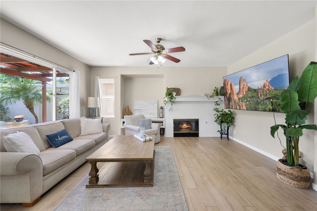 41309 Pine Tree Circle Temecula, CA 92591 - Photo 16 of 48 Family room