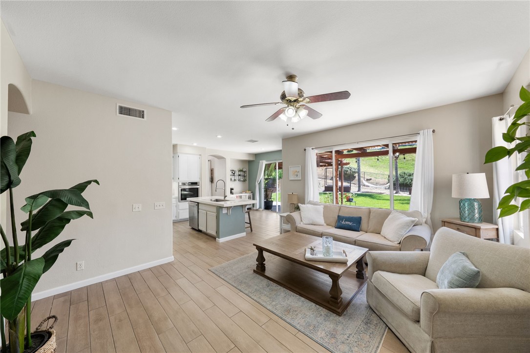 41309 Pine Tree Circle Temecula, CA 92591 - Photo 18 of 48 Family room