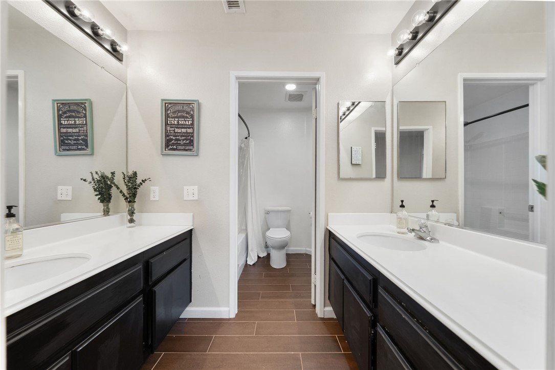 41309 Pine Tree Circle Temecula, CA 92591 - Photo 30 of 48 Upstairs bathroom