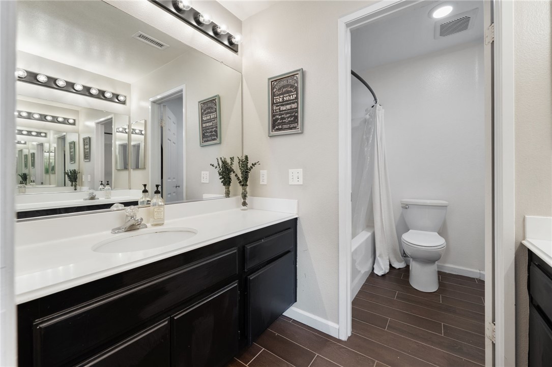 41309 Pine Tree Circle Temecula, CA 92591 - Photo 31 of 48 Upstairs bathroom