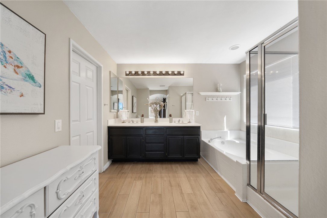 41309 Pine Tree Circle Temecula, CA 92591 - Photo 37 of 48 Primary bathroom