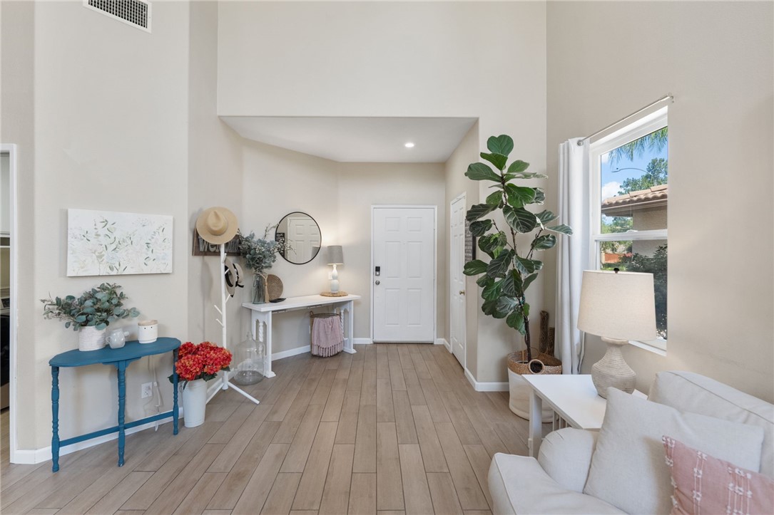 41309 Pine Tree Circle Temecula, CA 92591 - Photo 6 of 48 Entry