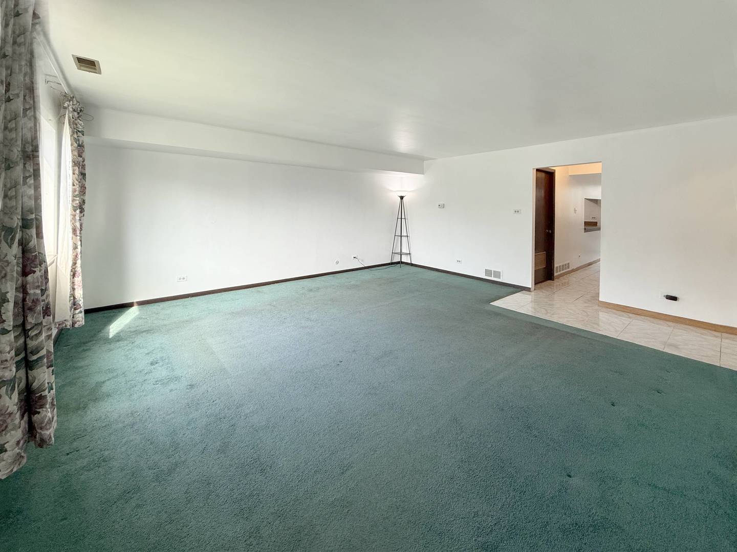 349 West 26th Street Chicago, IL 60616 - Photo 18 of 31 an empty room with an empty space and a window