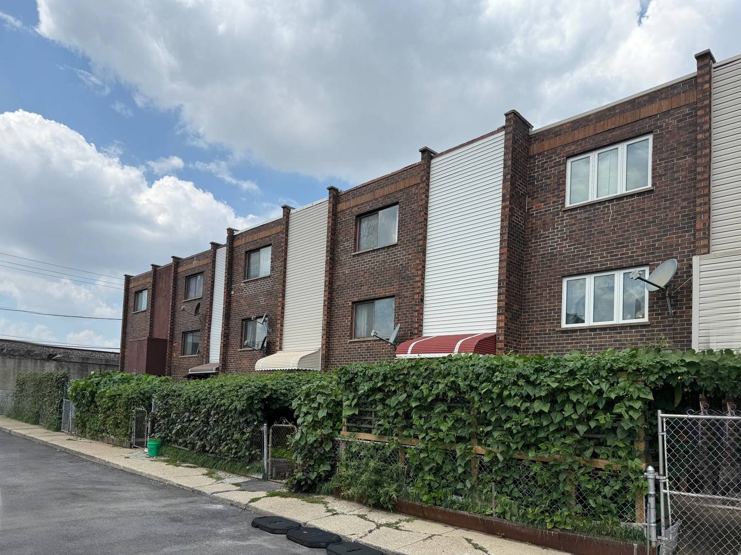349 West 26th Street Chicago, IL 60616 - Photo 2 of 31 a front view of a house with plants