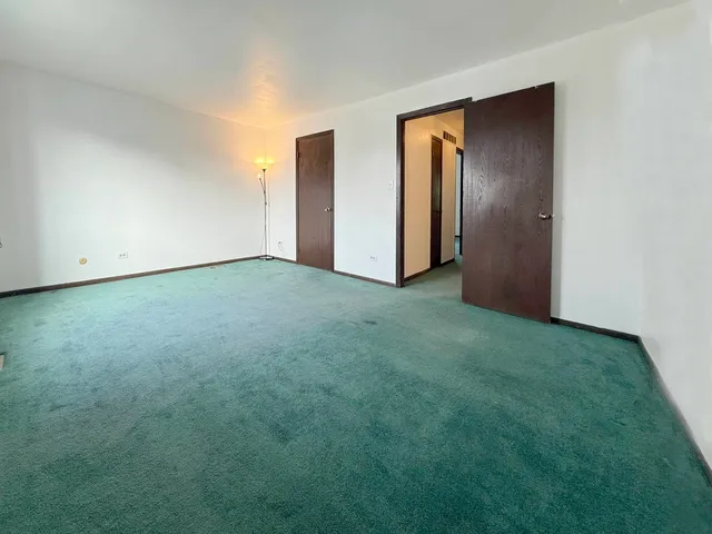 an empty room with window and pillar in it