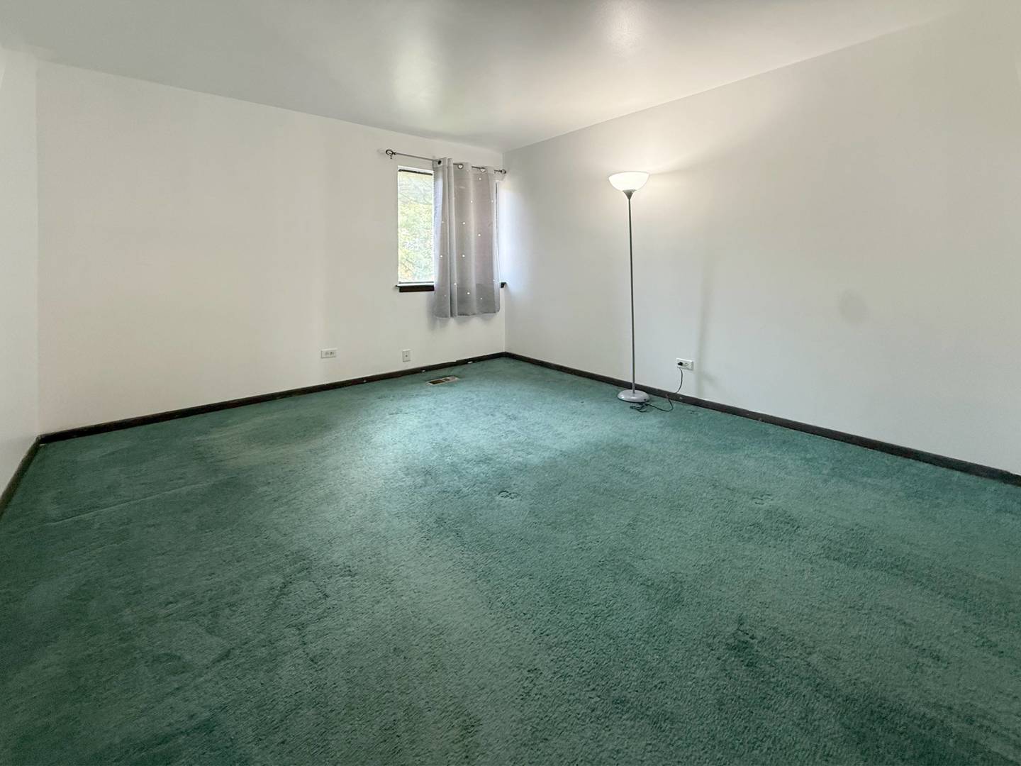 349 West 26th Street Chicago, IL 60616 - Photo 23 of 31 an empty room with window and pillar in it