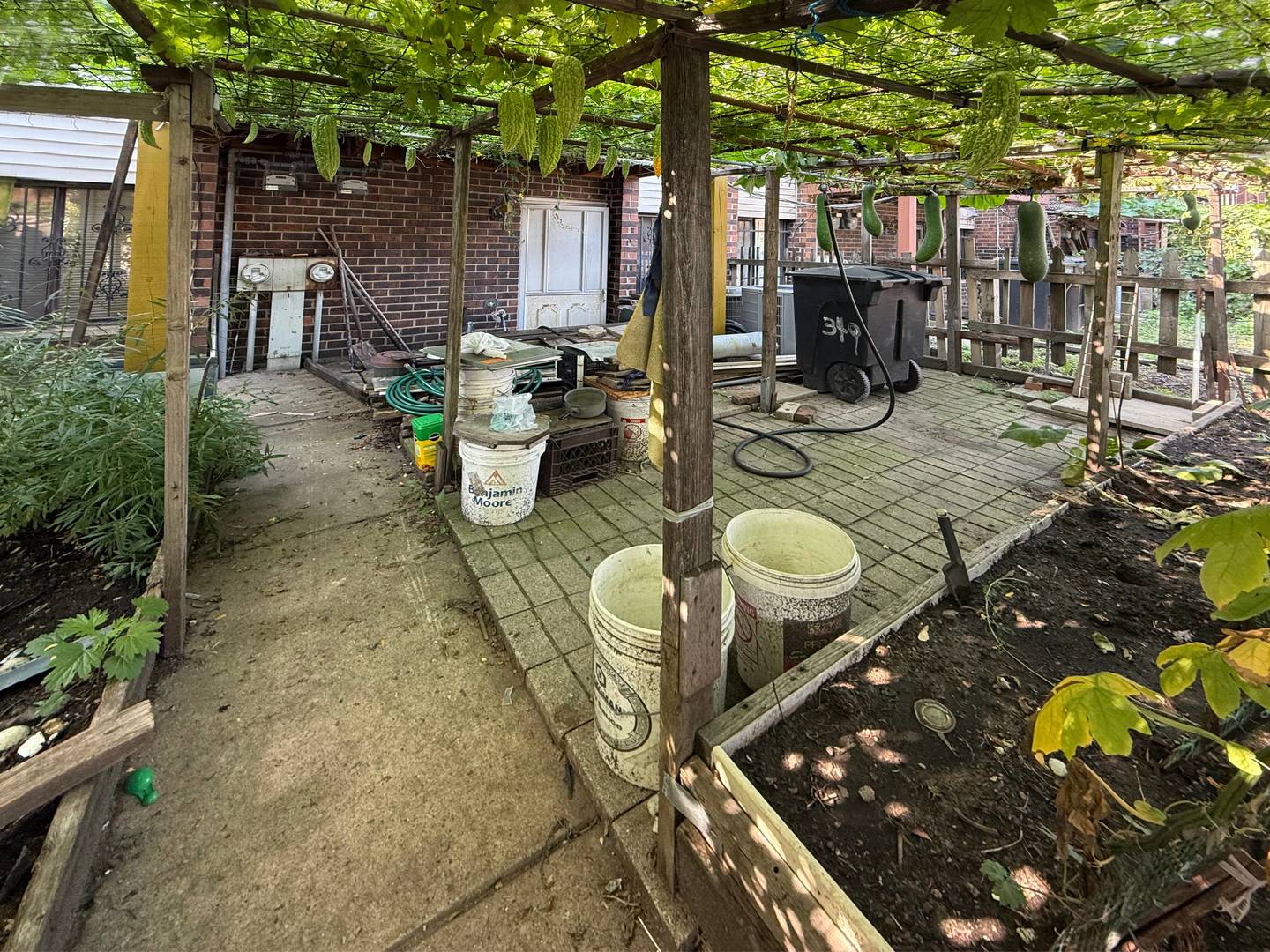 349 West 26th Street Chicago, IL 60616 - Photo 30 of 31 a backyard of a house with seating space