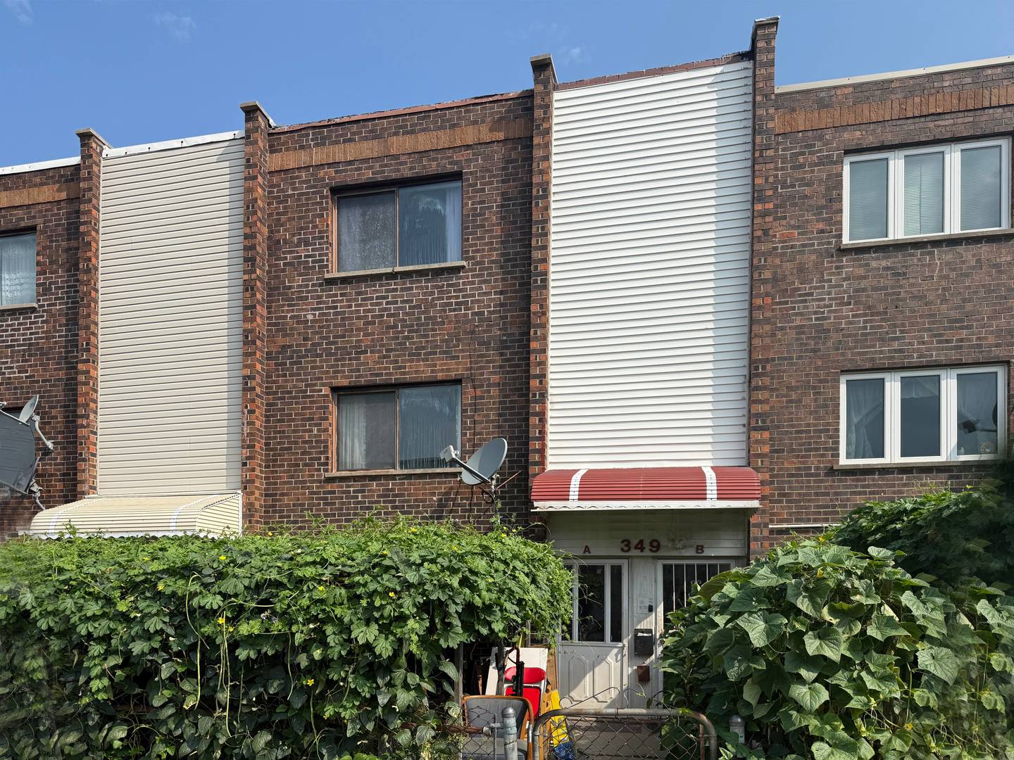 349 West 26th Street Chicago, IL 60616 - Photo 4 of 31 a front view of a house with plants
