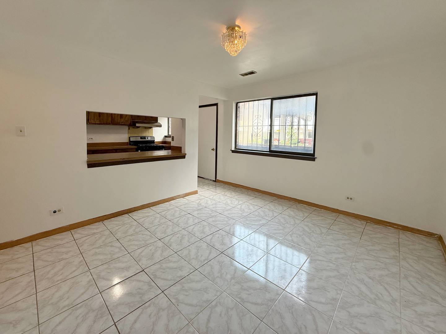 349 West 26th Street Chicago, IL 60616 - Photo 5 of 31 an empty room with windows